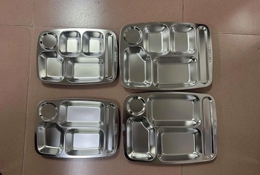 大学食堂碗盘